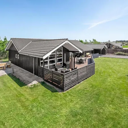 Five-bedroom Tarm With A Fireplace 03
